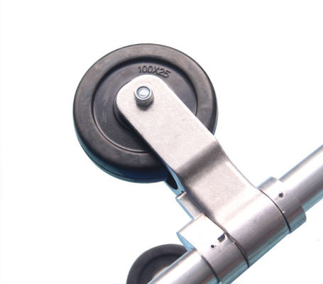 Podnóżek regulowalny nosicielem rozkładany