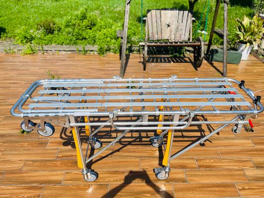 Łatwe do przenoszenia i przenoszenia złożone nosze karetki.